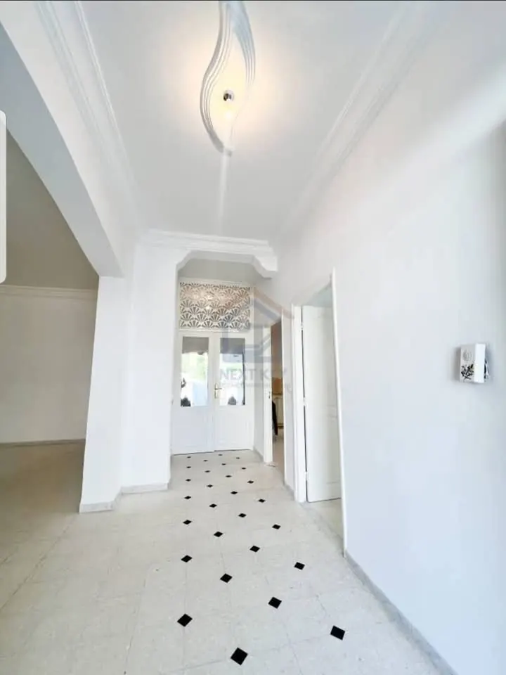 A louer un rez-de-chaussee d'une villa S+3 avec une entree independante situe a JARDIN DEL MENZAH 2