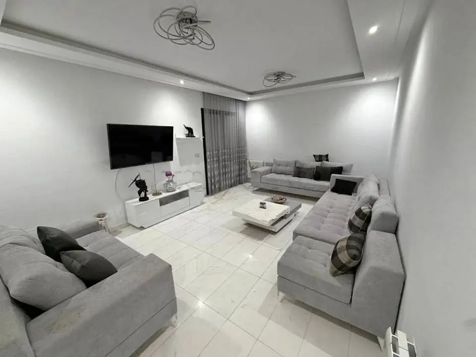 A louer un appartement tres haut standing meuble S3 situe a ENNASR 2