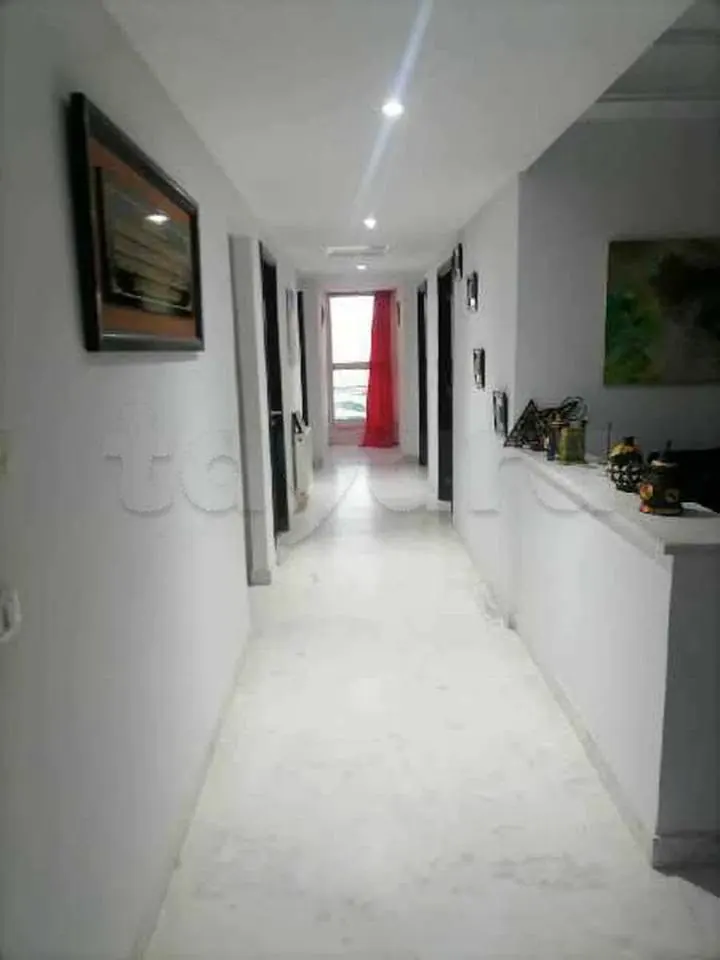A louer un appartement en S+3 haut standing ( VIDE ) de 200 m2 situe a EL MENZAH 9 C