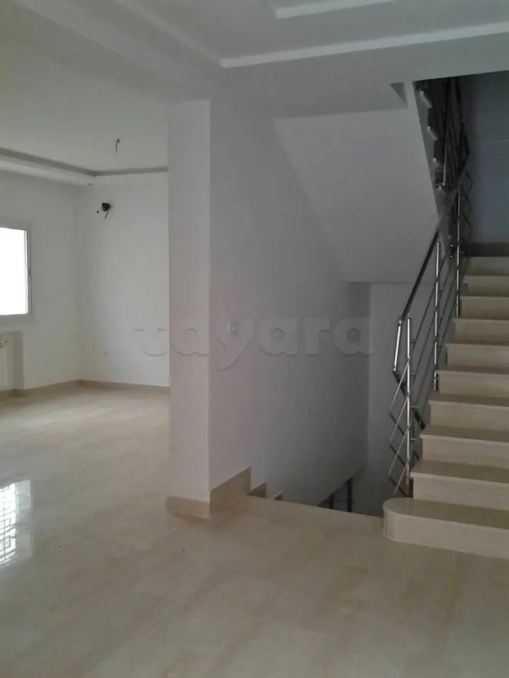 A louer un triplex de 260 m2 S+5 situe a JARDIN DEL MENZAH 2