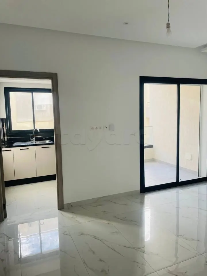 A louer un appartement tres haut standing en S+1 de 65 m2 situe a ENNASR 2
