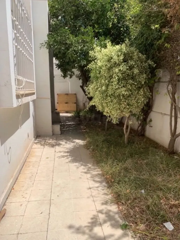 A louer un RDC d'une villa pour usage (BUREAUTIQUE OU COMMERCIAL) en S+4 situe a NOUVELLE ARIANA