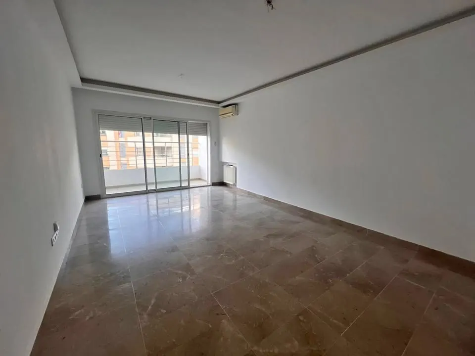 A louer un appartement tres haut standing S2 de 150 m2 situe a ENNASR 2