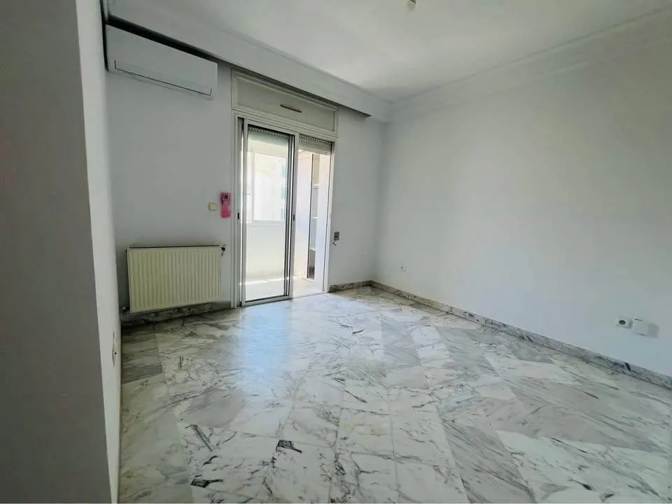 A louer un appartement en S+1 situe a ENNASR 2