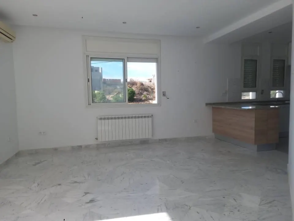 A louer un etage de villa avec une entree independante en S+2 situe a CITE EL FAOUZ
