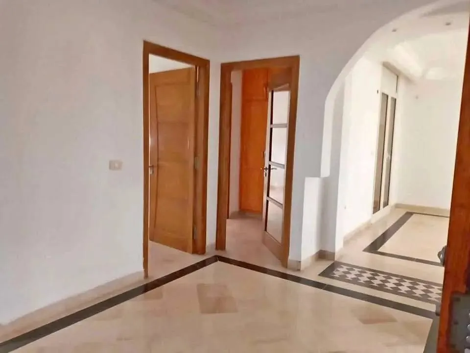 A louer un etage de villa en S+3 totalement independant situe a JARDIN DEL MENZAH 2