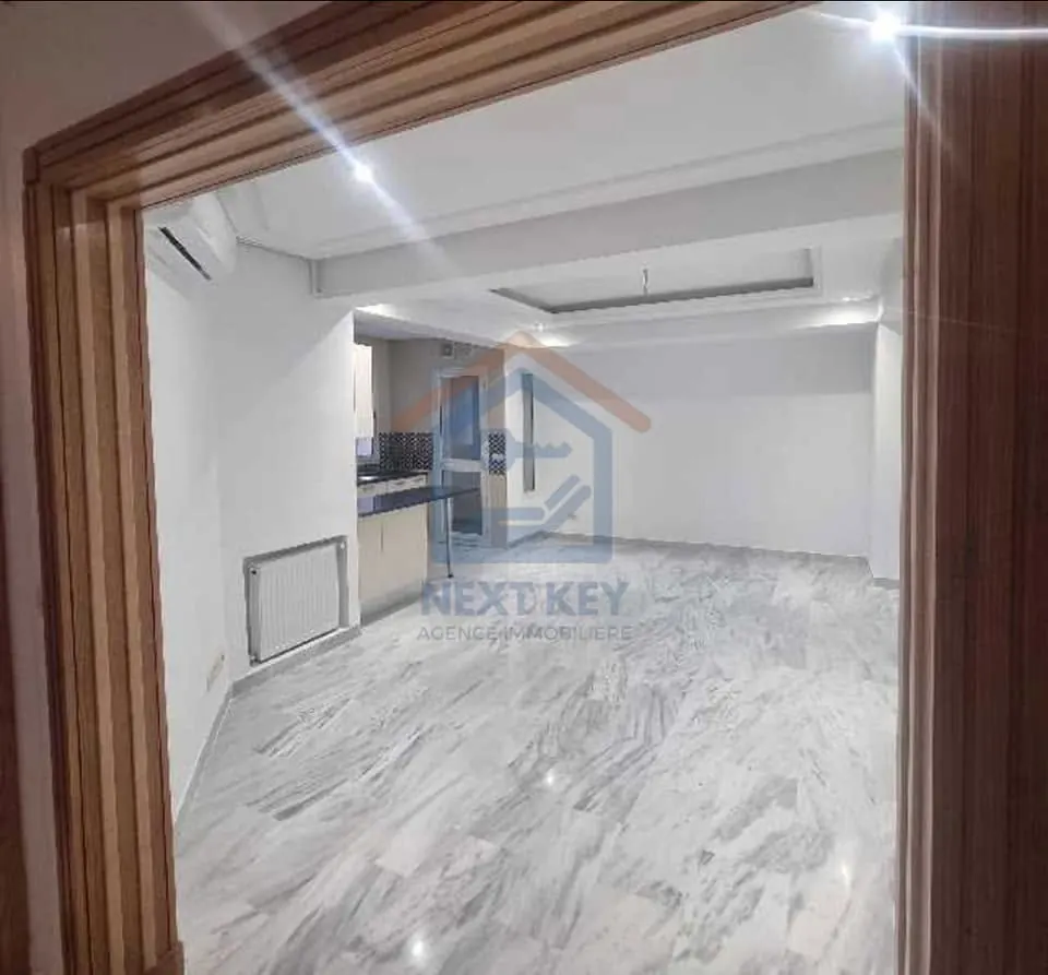 A louer un appartement en S+1 haut standing de 80m2 situe a ENNASR 2