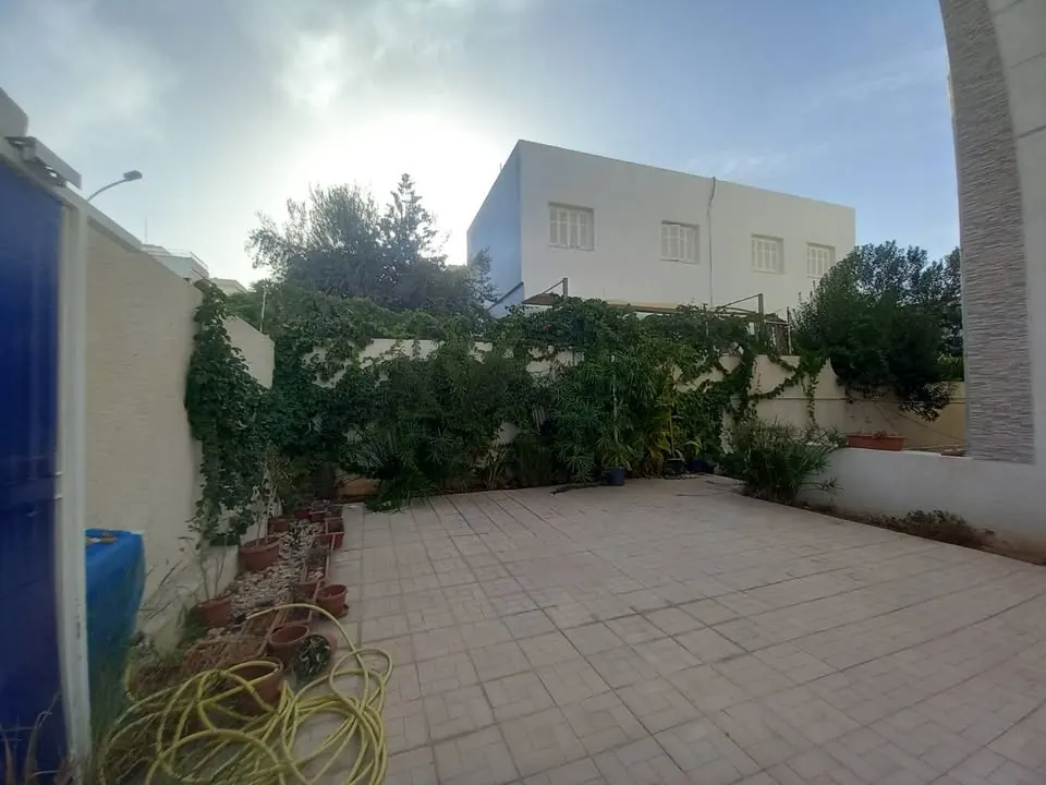 A louer un etage de villa richement meuble avec une entree dependante situe a EL MENZAH 9 B