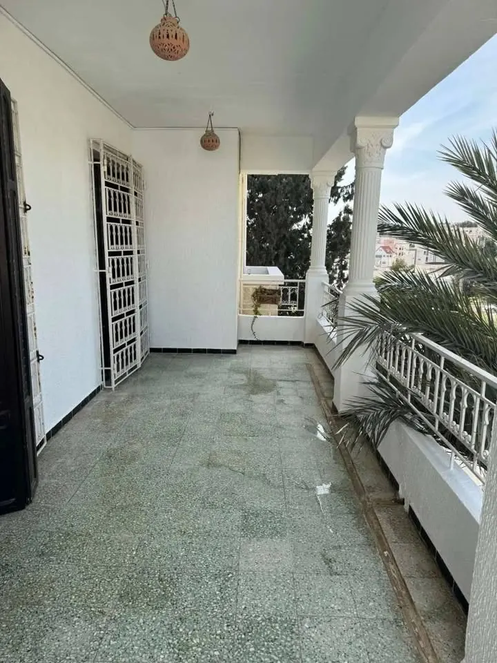 A louer un etage de villa dependant de 220 m2 situe a EL MANAR 1