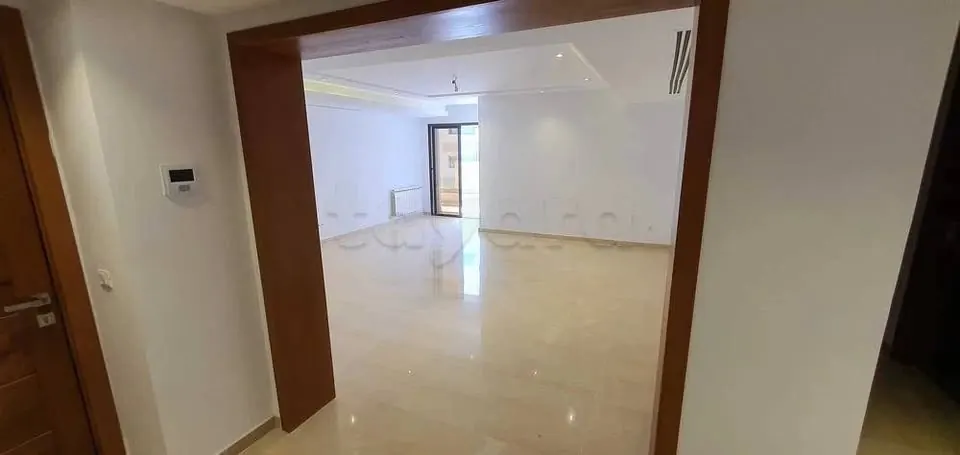 A louer un appartement haut standing en S+3 de 191 m2 situe a ENNASR 2