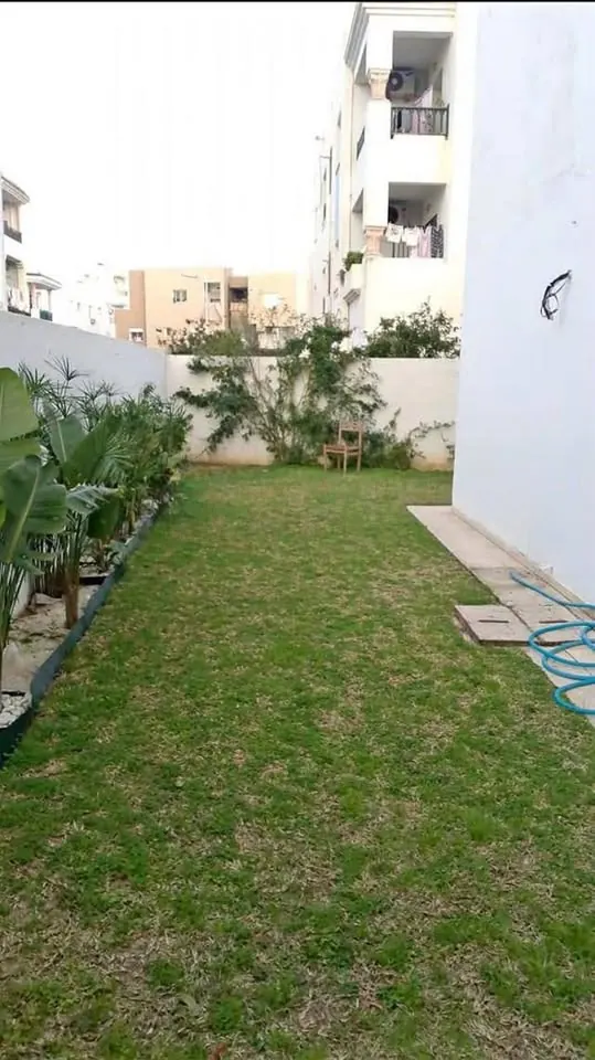 A louer un appartement RDC avec jardin en S+3 situe a JARDIN DEL MENZAH 2