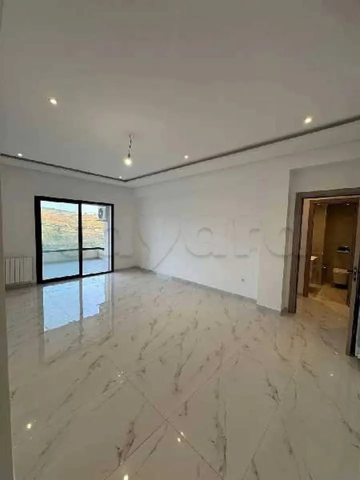 A louer un appartement Haut Standing jamais habite de 150m2 situe a ENNASR 2