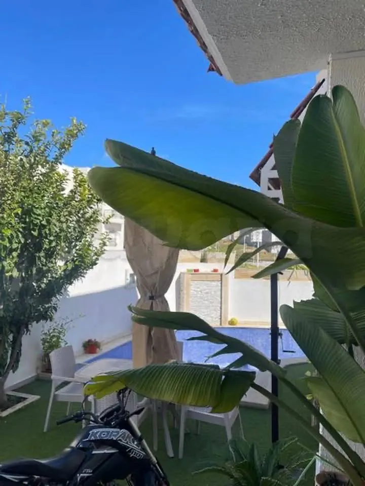 A louer une villa en S+4 de 400 m2 (VIDE) situe a JARDIN DEL MENZAH 2