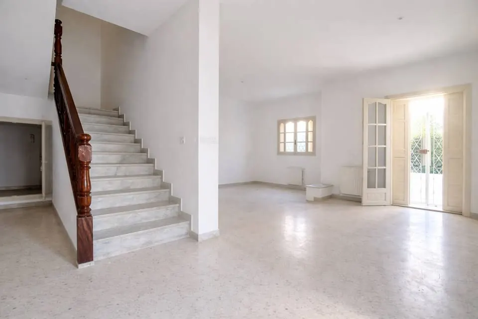 A louer Villa totalement independante S+5 situe a EL MANAR 3