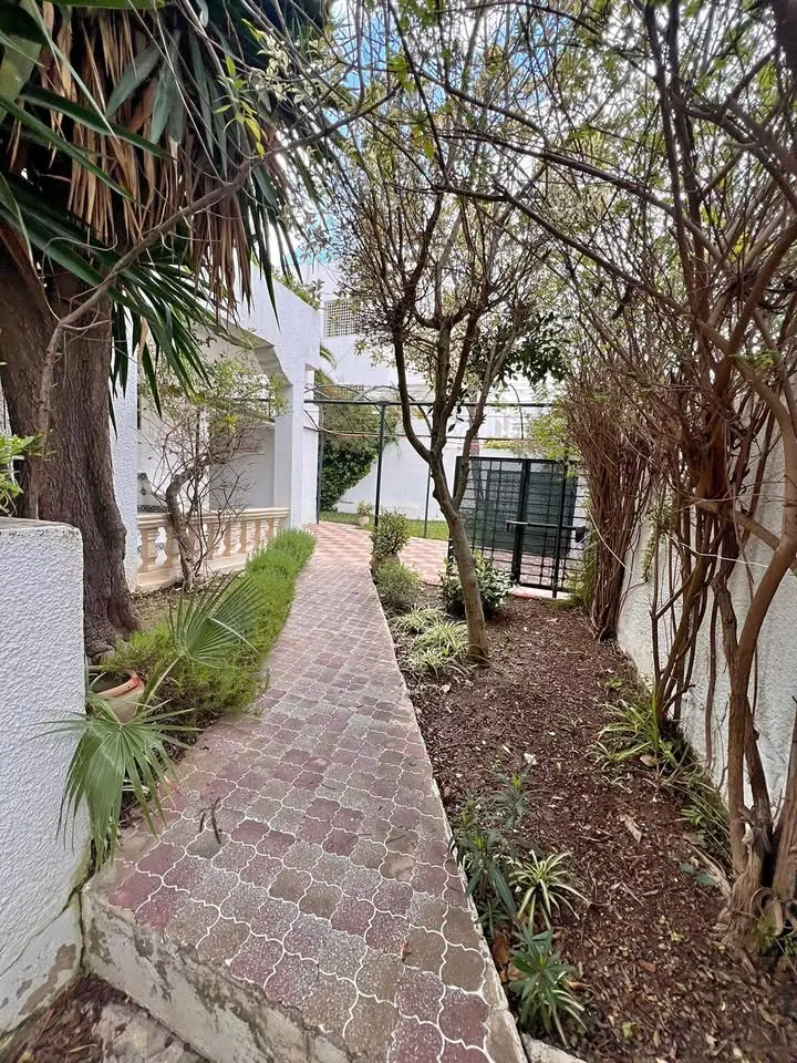 A VENDRE VILLA de prestige trois niveaux S+8 situe a El Menzah 9