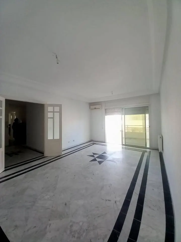 A louer un appartement en S+3 de 145 m2 (VIDE) situe a JARDIN DEL MENZAH 2