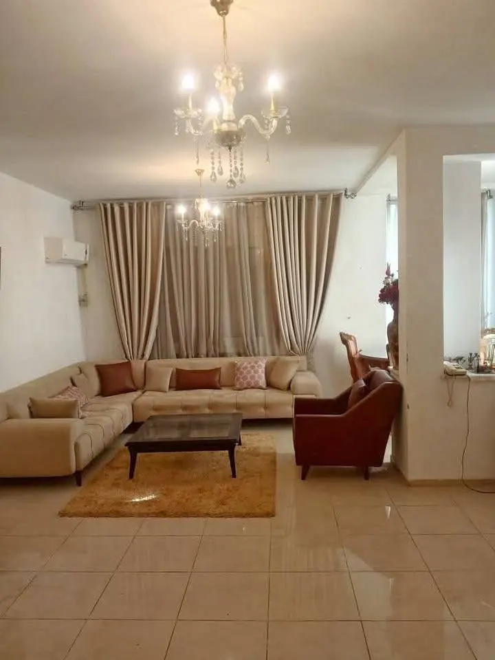 A louer un appartement Haut Standing (VIDE) en S+3 au 2eme etage sans ascenseur situe a EL MANAR 2