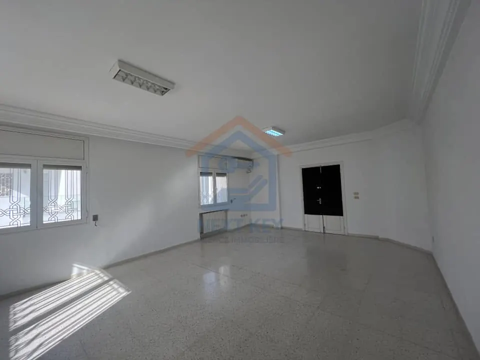A louer un etage de villa S+4 pour usage d'habitation ou bureautique a EL MENZAH 9 B