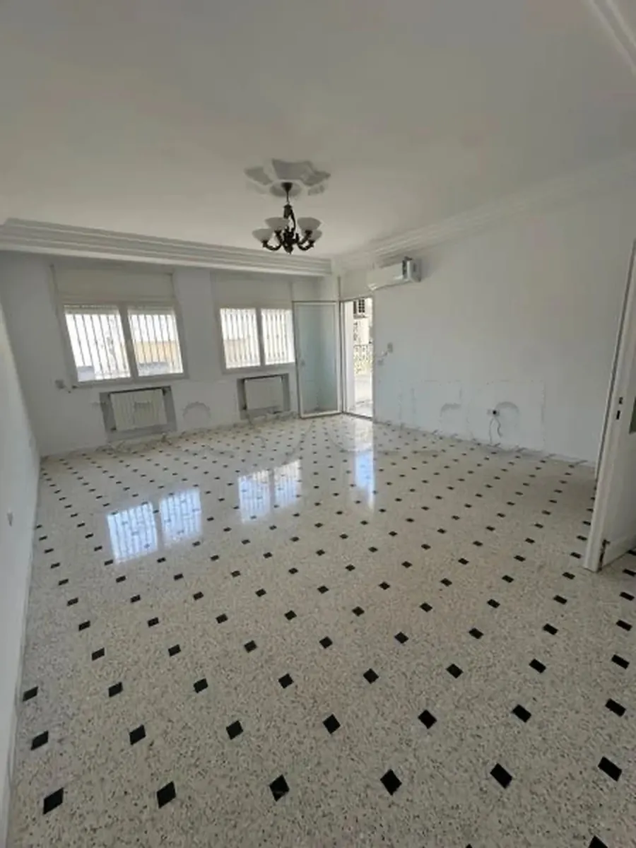À louer un appartement s+3 à ain Zaghouan nord.