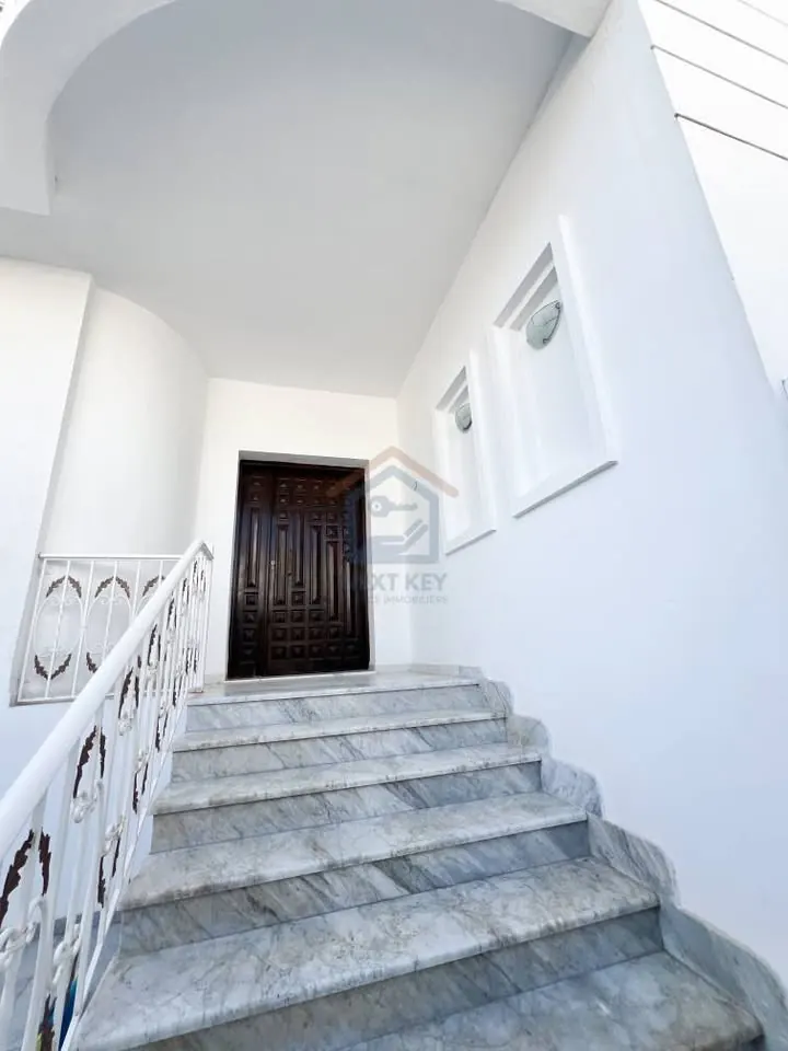 A louer un rez-de-chaussee d'une villa S+3 avec une entree independante a JARDIN DEL MENZAH 2