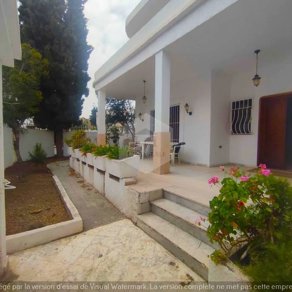 A louer une villa ( VIDE ) en S+6 sur trois niveaux de 500 m2 situe a EL MENZAH 5