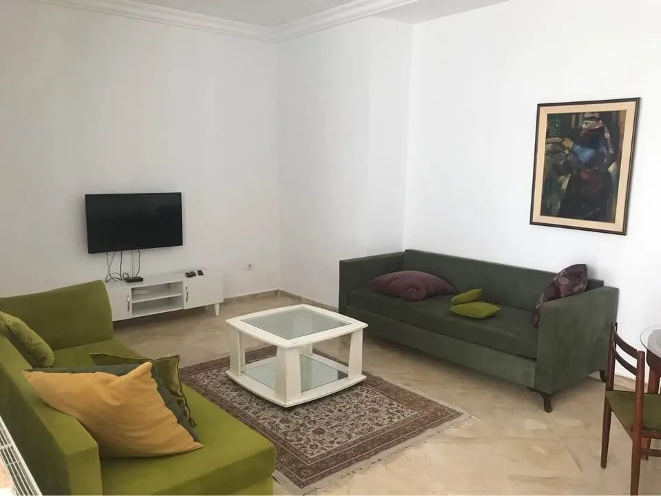 A louer un rez de jardin en S+2 meuble avec une entree independante sans vis a vis situe a ENNASR 2
