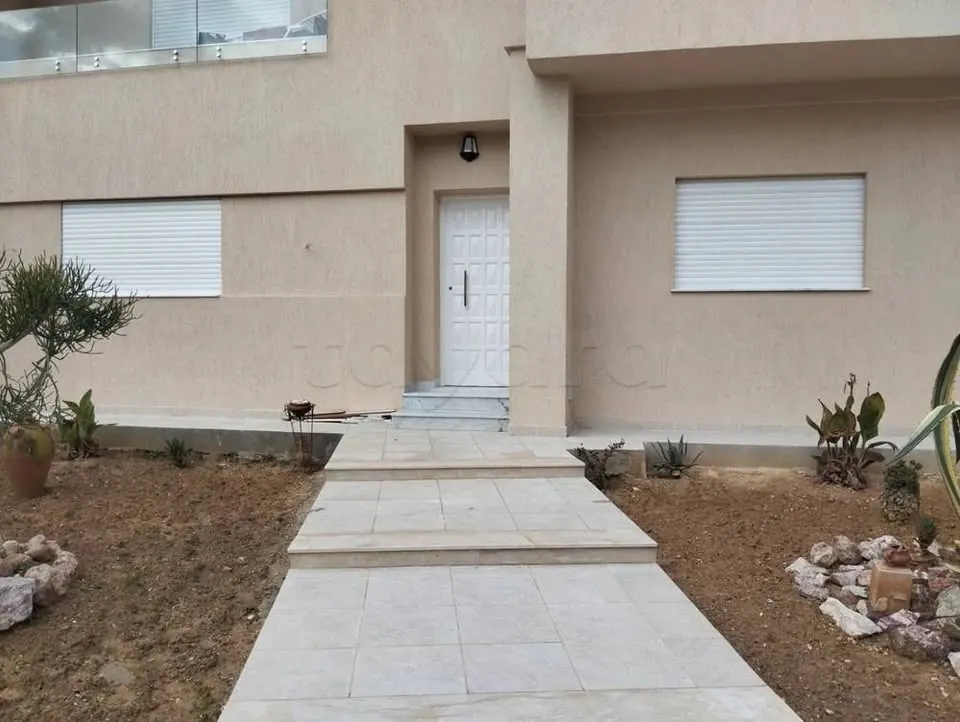 Un rez-de-chaussee dune villa jamais habite en S+3 situe a EL MENZAH 4