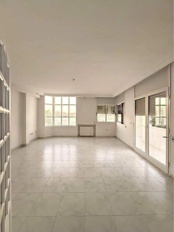 A louer un superbe etage de villa S3 situe a ENNASR 2