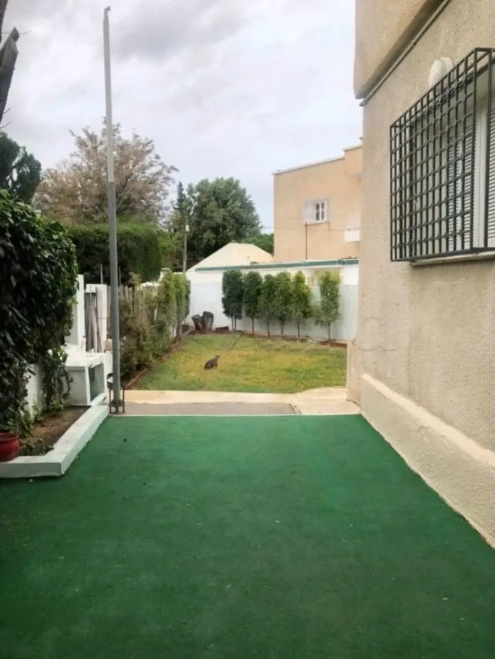 A louer une villa independante sur deux niveaux en S+5 situe a EL MENZAH 5