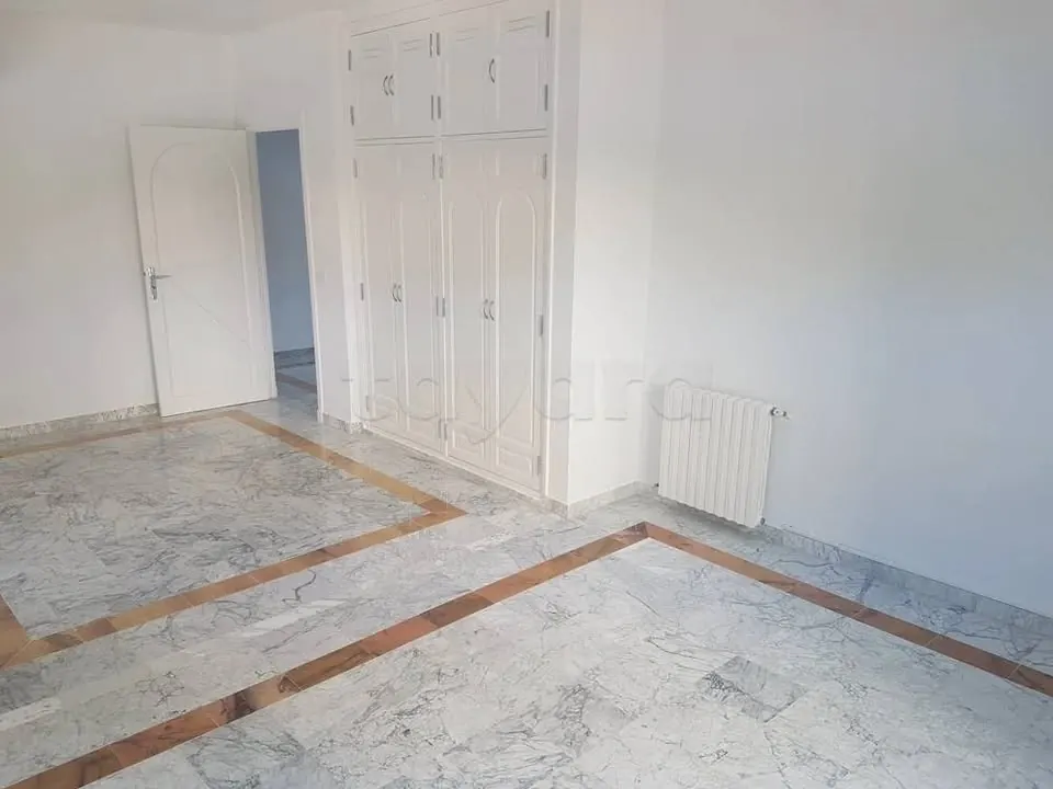 A louer un bureau en H+3 situe A ENNASR 2