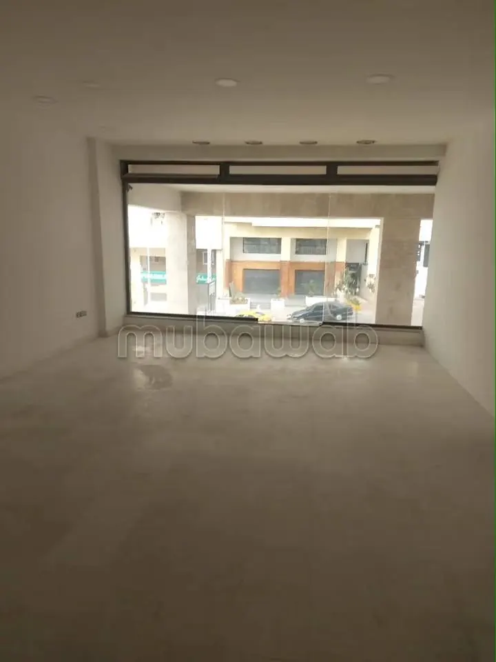 A louer un bureau de 70 m2 avec une une facade de 7 metres vitree situe a ENNASR 1