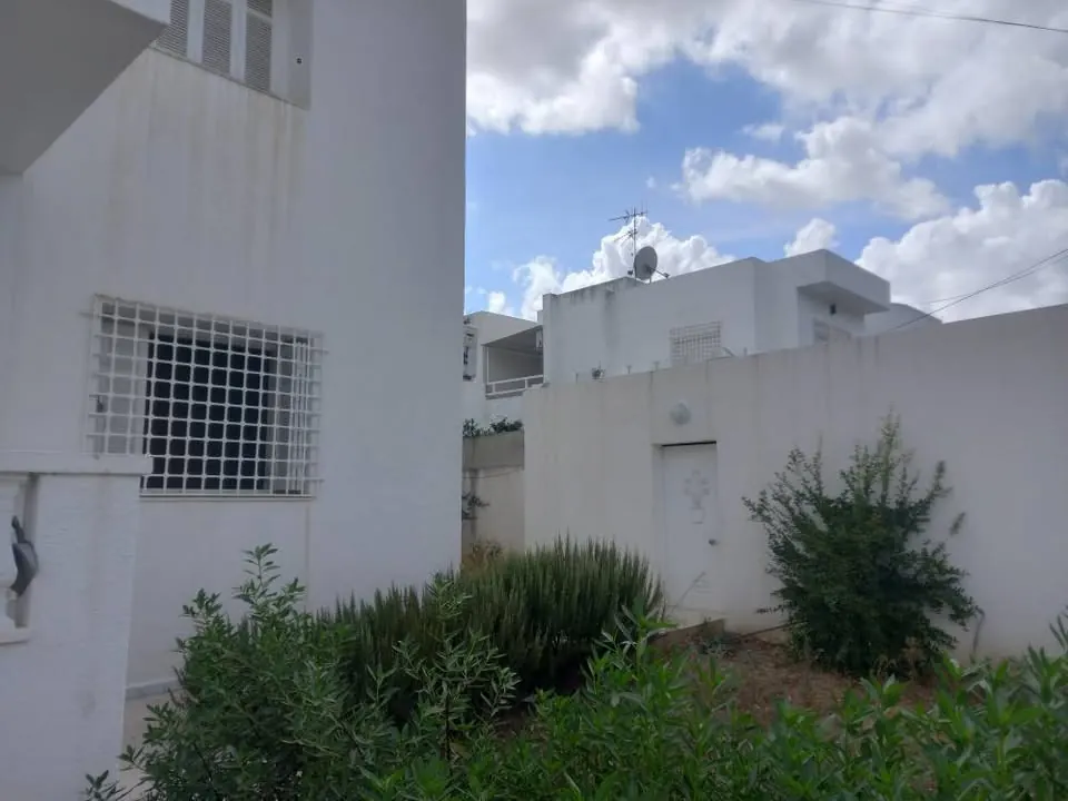 A louer un rez-de-chausse d'une villa pour un usage bureautique situe a EL MANAR 3