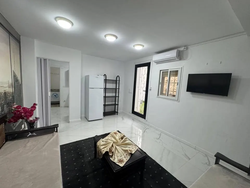 A louer un rez de chaussee d'une villa meublee avec une entree independante situe a EL MENZAH 5