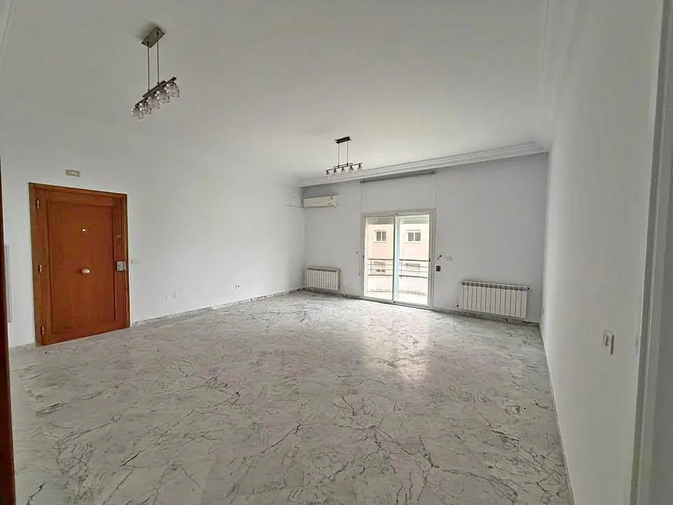 A louer un appartement retape S+4 situe a JARDIN DEL MENZAH 2 de 195 m2