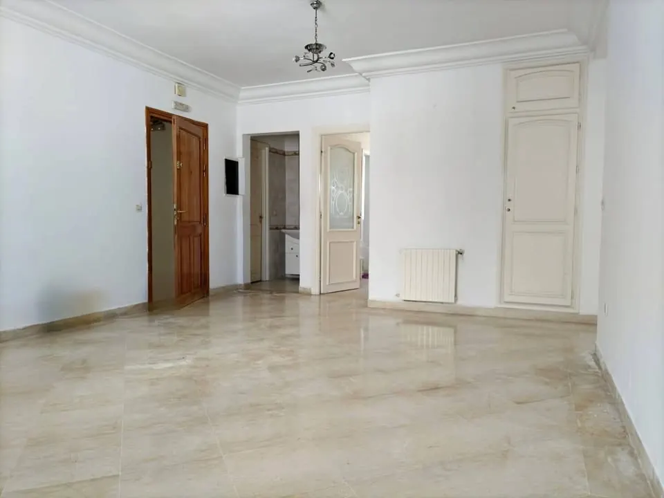 A VENDRE Appartement S+2 de 120 m2 situe a ENNASR 2