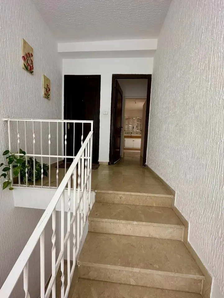 A louer un etage de villa de 120m2 situe a EL MENZAH 9 A