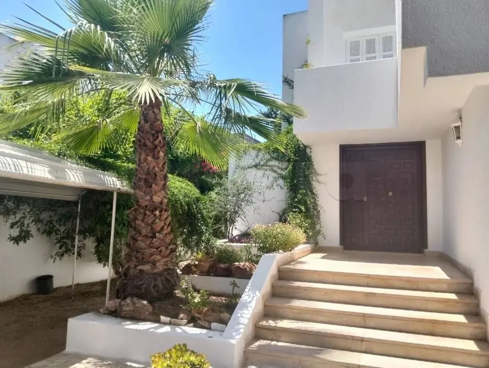 A louer une villa totalement independante de 350 m2 sur deux niveaux, situee a El Menzah 9