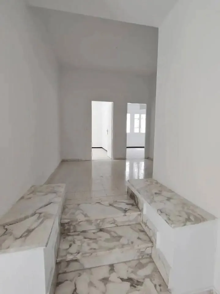 A louer Spacieuse etage de ville situee a El Menzah 7