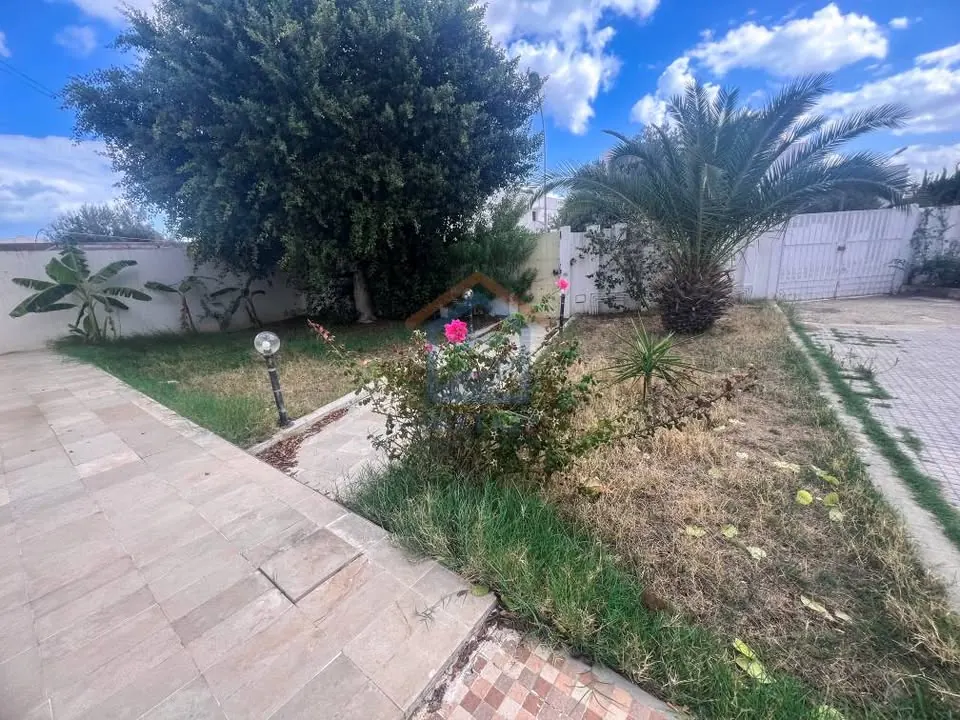 A louer un rez-de-chaussee d'une villa totalement independant S+4 situe a EL MENZAH 9