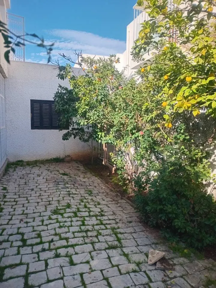 A louer un etage de villa en S+3 avec une entree independante de 185 m2 a EL MENZAH 8