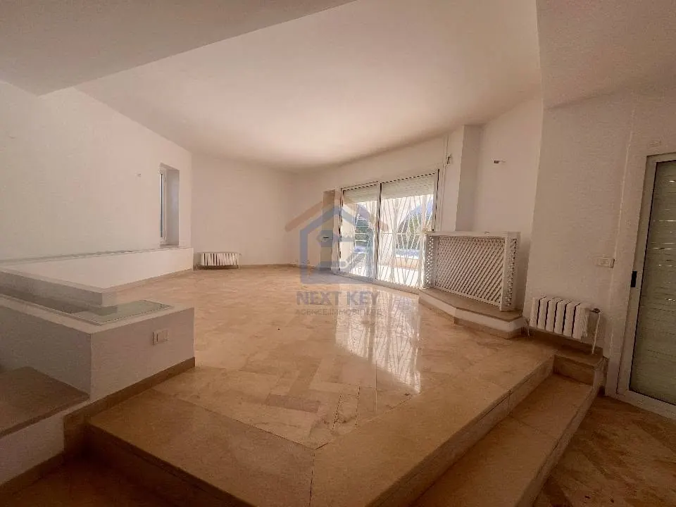 A vendre une charmante villa en S+6 de 1049 m2 avec piscine situe a NORD HILTON