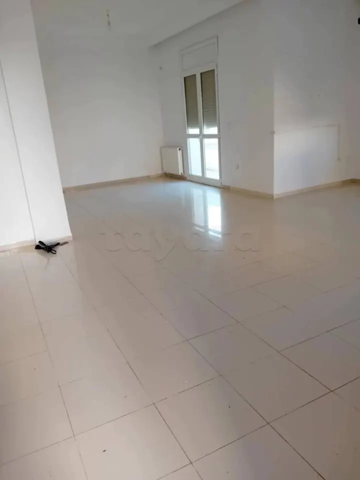 A louer un etage de villa en S+3 avec une entree independante de 180 m2 situe a JARDIN DEL MENZAH2