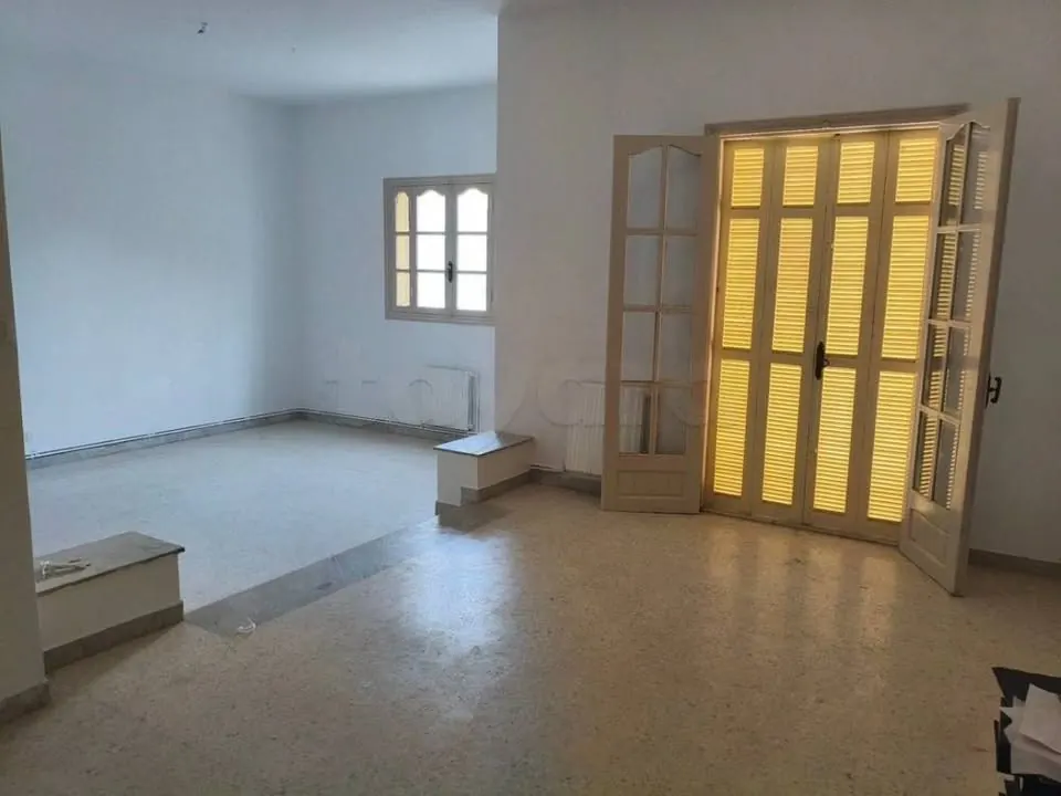 A louer une villa sur deux niveaux pour usage d'habitation ou bureautique situe a EL MANAR 3