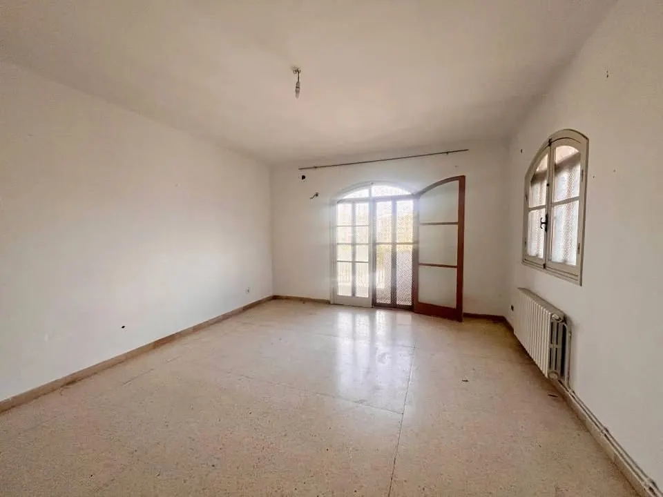 A louer un spacieux appartement S+3 au 4eme etage sans ascenseur situe a EL MENZAH 9