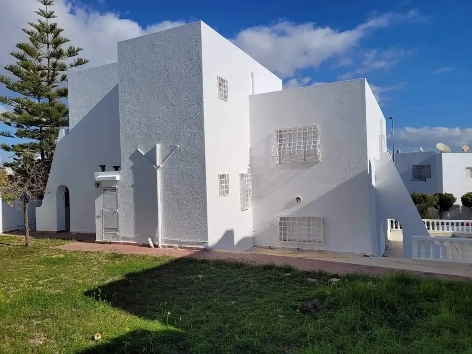 A louer une villa en S+5 pour usage bureautique situe a EL MENZAH 9 A
