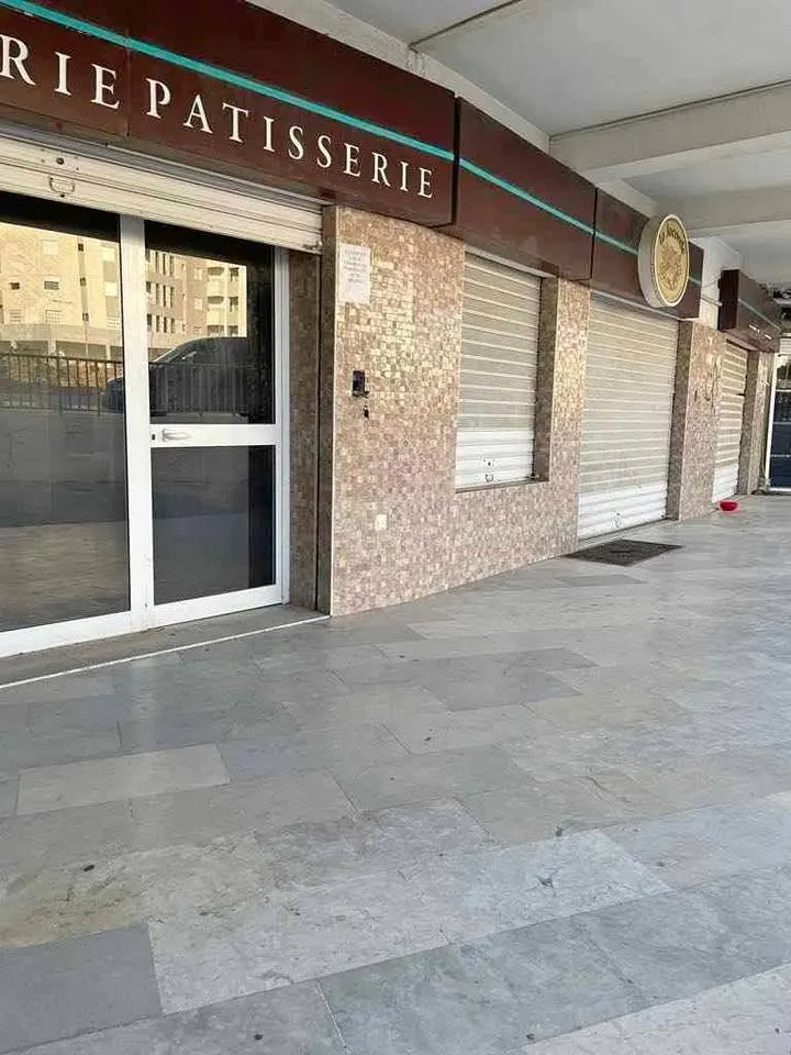 A louer un local commercial de 228 m2 situe a JARDIN DEL MENZAH 1